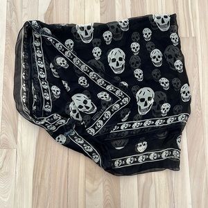 Alexander McQueen Skull Scarf in Black/White